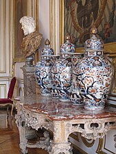Vases from China and a 17th-century bust of Septimius Severus from the Mazarin collection in the Bishop's hall