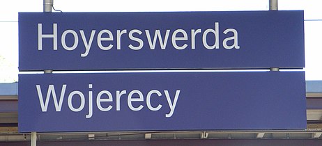 Bahnhofsschild in Hoyerswerda (obersorbisch Wojerecy)