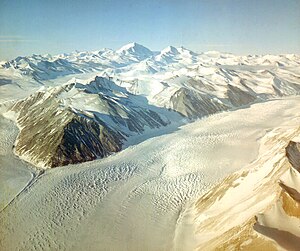Der Murray-Gletscher (linker Bildrand), Geikie Ridge (Bildmitte) und Dugdale-Gletscher (rechts)