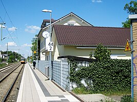 Bahnhof Jockgrim mit Bahnsteig in Fahrtrichtung Germersheim, im Hintergrund das frühere Empfangsgebäude