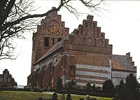 Sneslev Kirke bei Ringsted, Seeland, DK, Kalkbänder und Blendengiebel mit Ziegelmustern