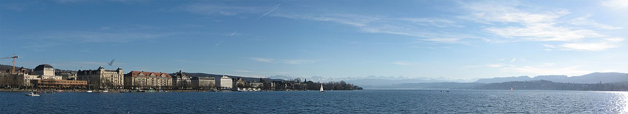 Panorama von der Aussicht auf die Alpen vom Zürichsee aus. 47,36536° N, 8,54119° O47.3653618.541194