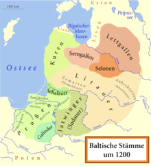 Grafische Karte von Lettland mit den grob markierten Gebieten der ersten Stämme, die unten rechts als „Baltische Stämme um 1200“ betitelt sind. Das Meer, große Flüsse und die umliegenden Länder sind benannt.