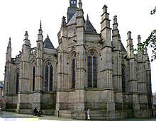 Photo montrant un chevet d'église gothique tardif, avec des chapelles rayonnantes et au-dessus le haut chœur puis le clocher construit sur la croisée du transept
