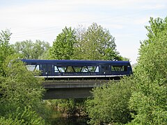 Triebwagen der BOB auf Brücke der Bahnstrecke Ulm–Friedrichshafen bei Kehlen