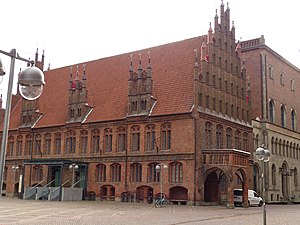 den (1878–1882 äußerlich nur wenig ergänzten) gotischen Marktflügel aus dem 15. Jh.