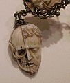 Memento Mori an einem Rosenkranz aus dem frühen 16. Jahrhundert, Leben (Antlitz) und Tod (Schädel), gespalten an einem Kopf, als Amulett.