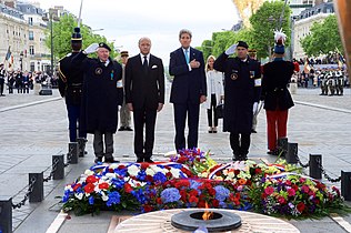 Laurent Fabius, Minister of Foreign Affairs, with John Kerry, U.S. Secretary of State, under the Arc de Triomphe in 2015.