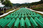 Aufgebahrte Särge von Opfern des Massakers von Srebrenica