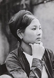 A Tonkin woman was wearing khăn vấn in Northern style.