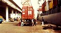 Containerumschlag mit bordseitigem Ladegeschirr und viel Manpower in Dakar (1984)