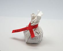 Belper Knolle, Frischkäse, verpackt im Stoffsäckchen mit rotem Band