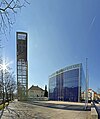 Große Objekte führen trotz Weitwinkelobjektiven meistens zu Stürzenden Linien (Herz-Jesu-Kirche mit Glockenturm in München)