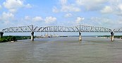 Die Huey P. Long Bridge über den Mississippi