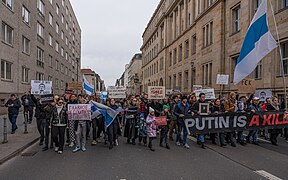 Protestumzug auf der Behrenstraße am 18. Februar 2024, links ist ein Wohngebäude der Botschaft zu sehen
