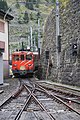 Schmalspurzug bei der Ausfahrt aus dem Bahnhof Göschenen, geschoben vom Gepäcktriebwagen Deh 4/4 95, im Vordergrund die einzige symmetrische Doppelweiche der Schweiz