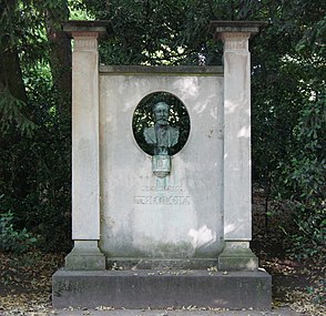 Bust of the Cuban-French poet José-Maria de Heredia, bronze, Jardin du Luxembourg
