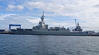 HMAS Hobart an der Ausrüstungspier liegend