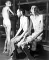 Befreite Gefangene im KZ, 16. April 1945