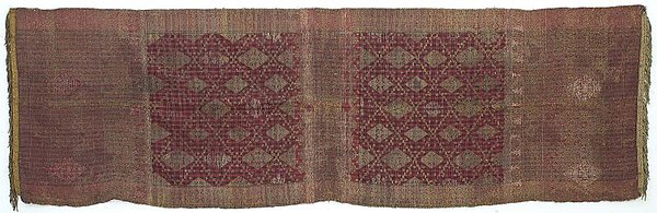 Shoulder cloth. The entire length of the plaid silk is decorated with gold thread (songket). The edges were decorated with gallons and gold trim, the shoulder cloth was silk with gold thread trimmings in Sumatra, circa 1900 (Tropenmuseum).