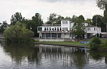 Im Foto ist vorn der Main, dann der Rudersteg und dahinter das Bootshaus. Unten im Bootshaus sind die Boote untergebracht, oben die Gastronomie.