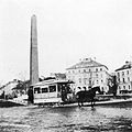 Pferdetrambahn am Karolinenplatz, 1885. Im Hintergrund das Palais Hompesch. Fotografie aus der Sammlung Karl Valentin
