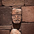 Tiwanaku-Steinkopf mit Stirnband im halbunterirdischen Tempel von Tiwanaku