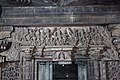 steinerner Sturzbalken mit Shiva, Parvati und zahlreichen Dienern; darunter ein gajalakshmi-Motiv