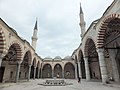 Üç Şerefeli Mosque: courtyard