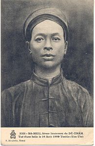Ba Biêu, a Đề Thám lieutenant wearing khăn vấn chữ nhân (人 shaped) with seven turns of coil.