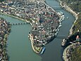 Das topografische Charakteristikum Passaus: Der Zusammenfluss der Flüsse Inn, Donau und Ilz (In der Abb. von links nach rechts)