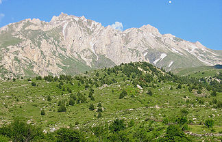 Die schroffe albanische Seite rund um den Gipfel der Maja e Korabit