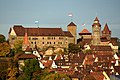 Die Nürnberger Burg mit Frankenflagge auf dem Heidenturm, der Nürnberger Flagge auf dem Fünfeckturm und der Bayernflagge auf dem Palas