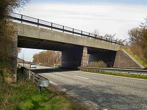 Brücke über die E 47 südlich von Maribo, geb. 1941–1944 mit deutscher Granitstein-Verblendung