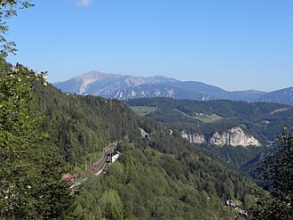 Blick auf den Semmering (im Hintergrund: Schneeberg)