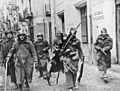 Soldados republicanos en las calles de Teruel, durante la conquista de la ciudad.