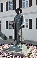 Hansjakob-Denkmal an der Nordseite des Rathauses