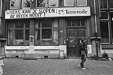 Black and white photograph of Tetterode with a banner saying (in translation) "You can demolish Wyers but not the ideas!"