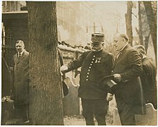 Joffre at the grave of Benjamin Franklin in 1917