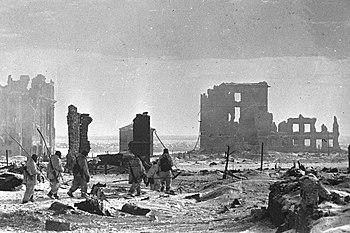 Sowjetische Soldaten im zerstörten Stadtzentrum, 2. Februar 1943
