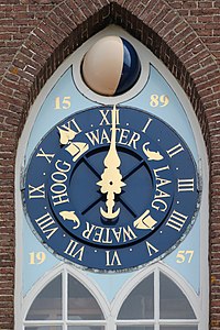 Arnemuiden clock showing high and low water (hoog and laag)
