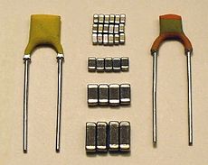 Keramikvielschicht-Chipkondensatoren (SMD) nach Größe gruppiert zwischen zwei Keramik-Scheibenkondensatoren (THT)