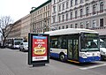 Riga: ein Wagen der Auto­bus­linie 3 folgt – ohne weiteres Unter­scheidungs­merkmal – einem Wagen der Trolley­bus­linie 3