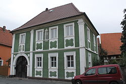 Das barocke Wohnhaus Von-Rudhart-Straße 21 in Weismain. Aufnahme im August 2014