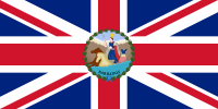 Flagge des Gouverneurs von Barbados (1870–1966). Der Rot-Weiß-Blaue Union Jack mit dem Emblem eines Meeresgottes, der auf zwei See-Pferden reitet.