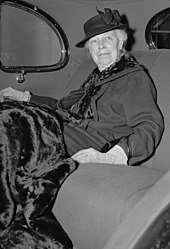 An elderly Helen Taft sitting in the back seat of a car