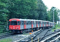 Doppeltraktion aus Fahrzeugen des Typs DT3 der U-Bahn Hamburg; Verbindung der Wagen durch Jakobs-Drehgestelle