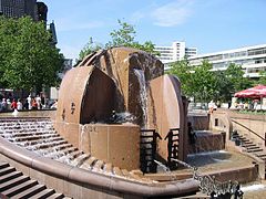 Erdkugelbrunnen, Breitscheidplatz Berlin, 1982–1984; Beton, Bronze und Granit