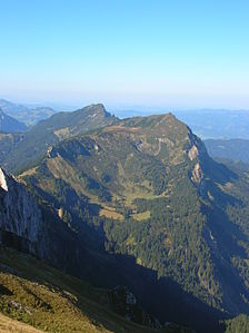 Blick vom Pilatus Richtung Westen auf das Täli des Bründlenbachs: Das Mittaggüpfi (1917 m) mit der Oberalp (1548 m) sowie dem ehemaligen Pilatussee im Wald der Goldwang. Im schattigen Vordergrund liegt die Bründle (1434 m).