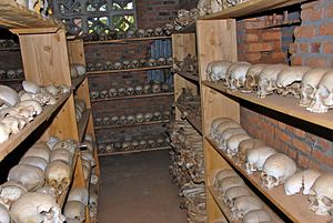 Sterbliche Überreste von Opfern des Völkermordes in Ruanda im Ntarama-Genozid-Gedenkzentrum im Distrikt Bugesera